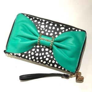 Betsey Johnson - Large Green Bow Wristlet NEW💚